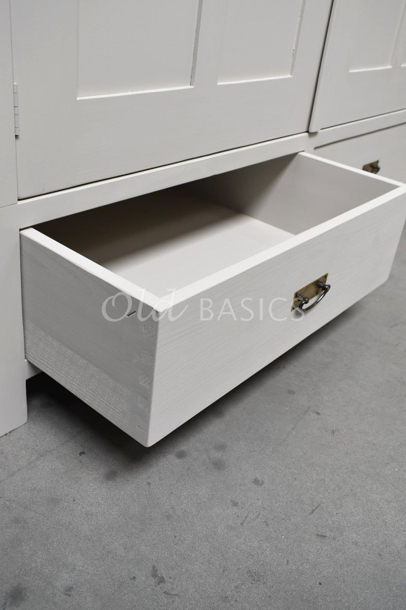 Detail van Linennkast Plage, 3 deuren, RAL7044, grijs, materiaal hout